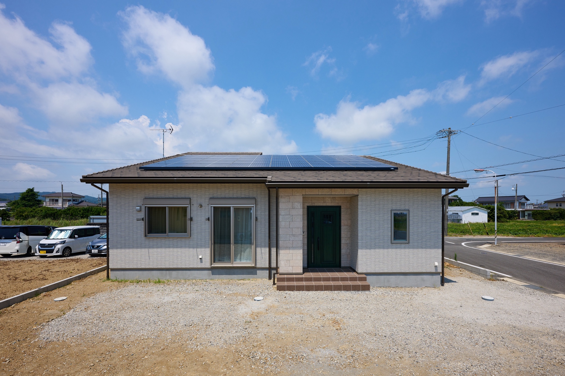 太陽光発電パネルを搭載したイマドキ間取りの平屋