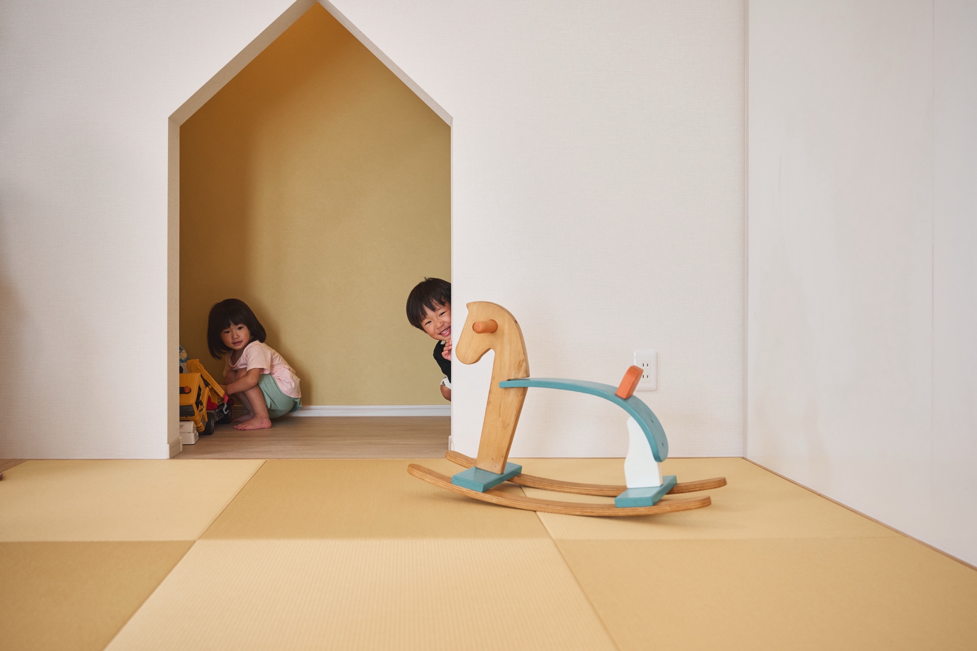 可愛い三角屋根の隠し部屋がある畳コーナーは、リビングの横にあるくつろぎスペース