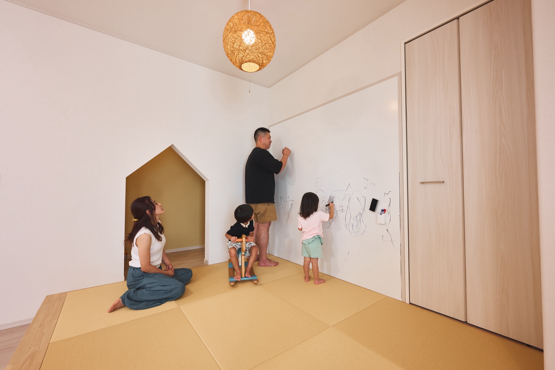 畳コーナーの壁には、お子さまが自由に落書きできるホワイトボードをお付けしました。大判のホワイトボードだから、ちびっこ画伯たちでも描きやすく、アートな才能を思う存分発揮していただけます。