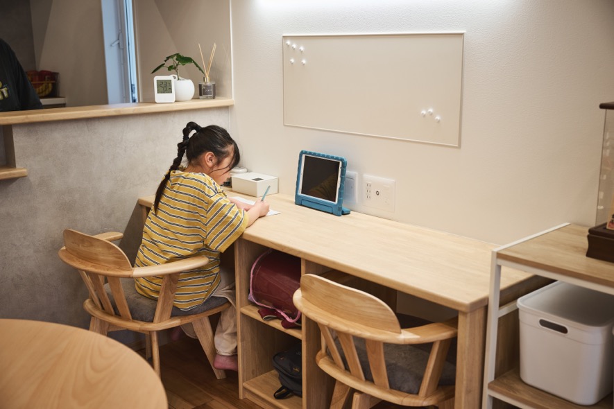 ダイニングの一角に設けた勉強スペースは、造作のカウンターを作ってランドセルなどをすっきりと片付けられるようにデザイン