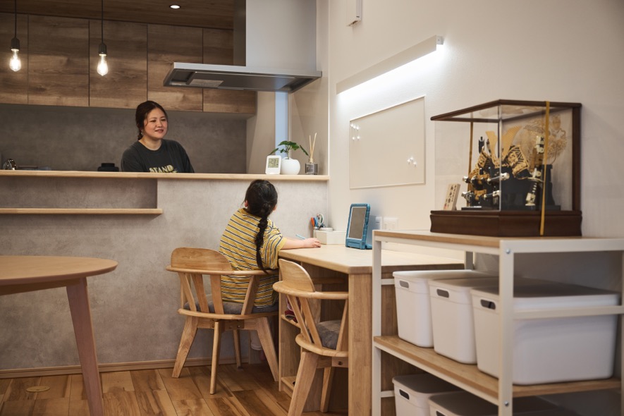 キッチンで料理をしながらお子さんの宿題を見てあげられるのもこの間取りのいいところ!親子の会話も自然と弾みます。