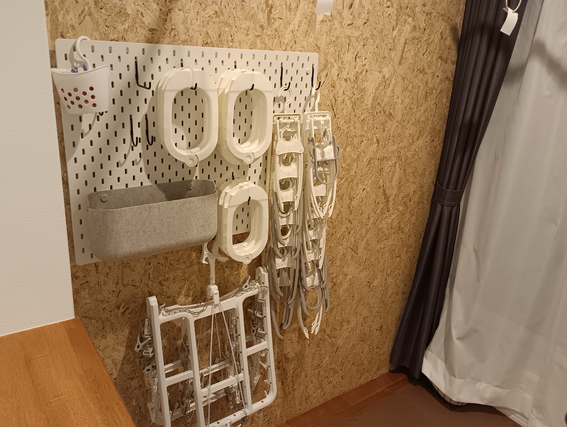 室内干し空間にはOSB材を使って、ランドリー周りのハンガーなどを機能的に収納できるようになっています。