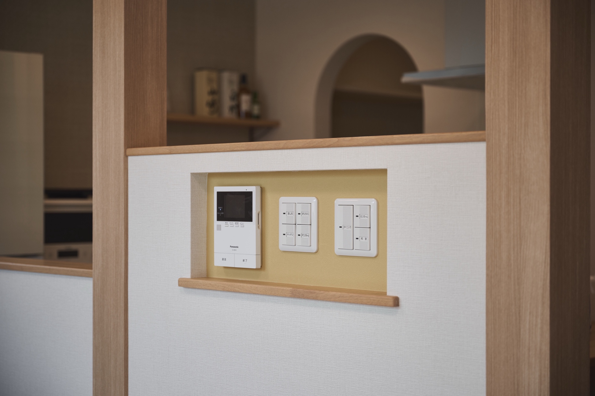キッチンカウンターのすぐ隣にお付けしたニッチ空間にスイッチやリモコンを集約。ニッチの内側だけ壁紙を変えてアクセントにしています。