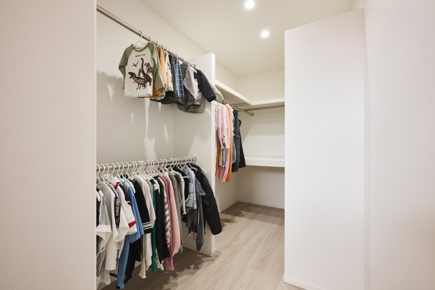 ファミリークローゼットは、子ども服やボトムスなどの高さのないものや、ワンピースなどの長いものをそれぞれかけられるように一工夫。扉をなくすことですぐに使いたいものがわかり、片付けやすいレイアウトなので、日々の片付けもラクラクです。