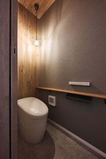 トイレ空間の中央ではなく、フォーカルポイントとなる隅に印象的なペンダントライトを使ったトイレ空間。