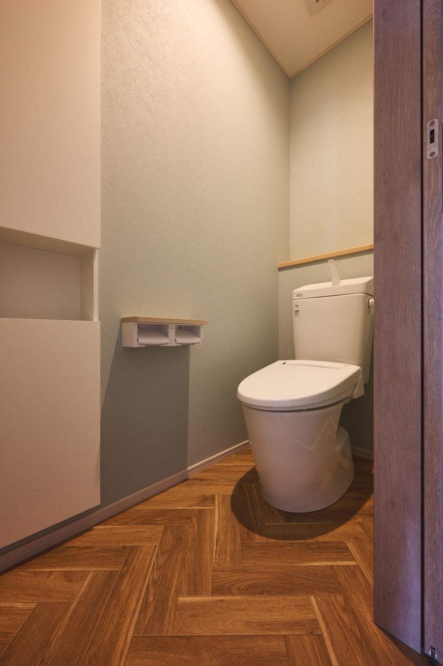 床の色やデザインを変えるだけでトイレもガラリと雰囲気が変わります