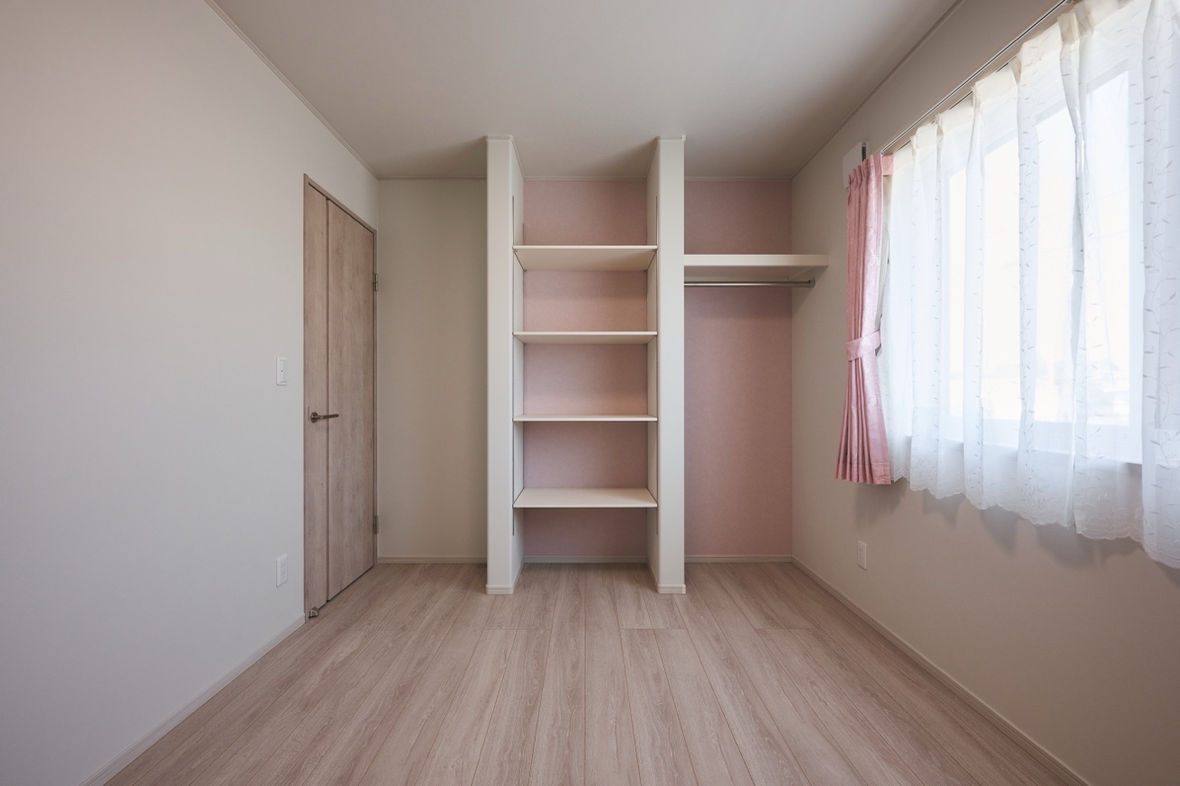 成長に合わせてアレンジできる子ども部屋。明るく広々とした空間は、学びや遊びの場として最適です。