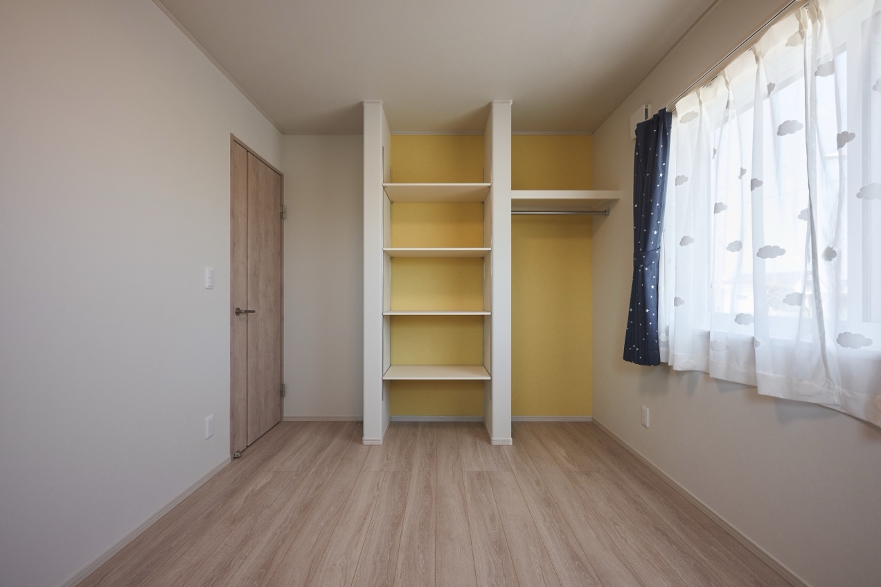 お部屋でテーマカラーを決めて、クローゼットの壁に取り入れました。